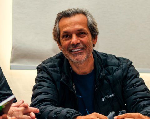 Cliente da Metanoia sorrindo em uma mesa de trabalho